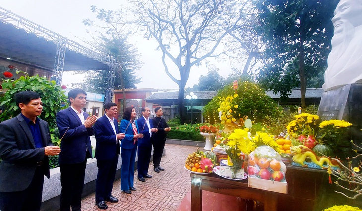 Ngành Y tế Nghệ An dâng hương tưởng niệm 232 năm ngày mất Đại danh y Hải Thượng Lãn Ông Lê Hữu Trác - Ảnh 1. Ngành Y tế Nghệ An dâng hương tưởng niệm 232 năm ngày mất Đại danh y Hải Thượng Lãn Ông Lê Hữu Trác - Ảnh 1.