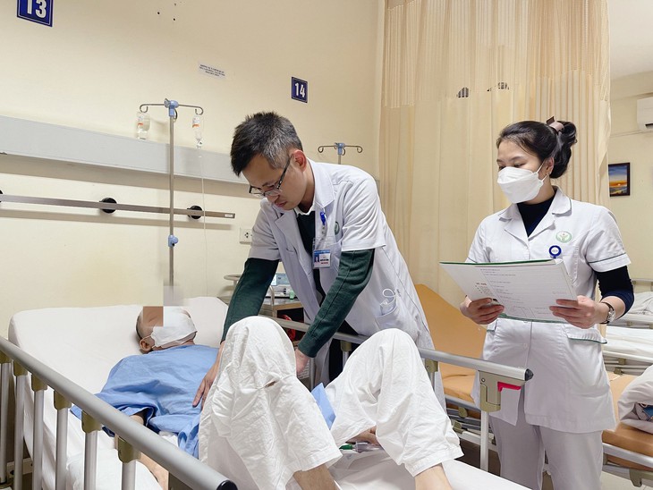 Cứu sống nam thanh niên từ nước ngoài về bị nhiễm khuẩn huyết vùng sinh dục - Ảnh 2. Cứu sống nam thanh niên từ nước ngoài về bị nhiễm khuẩn huyết vùng sinh dục - Ảnh 2.