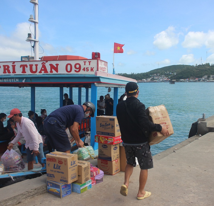 Vượt sóng mang nhu yếu phẩm ra làng đảo - Ảnh 3.