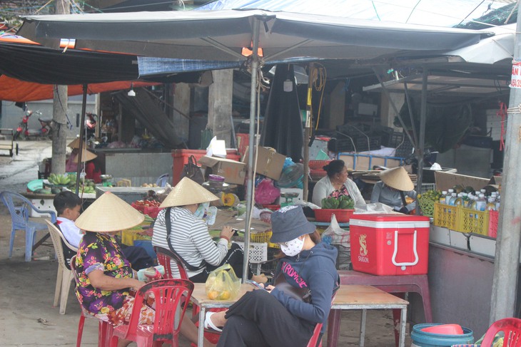 Vượt sóng mang nhu yếu phẩm ra làng đảo - Ảnh 5.