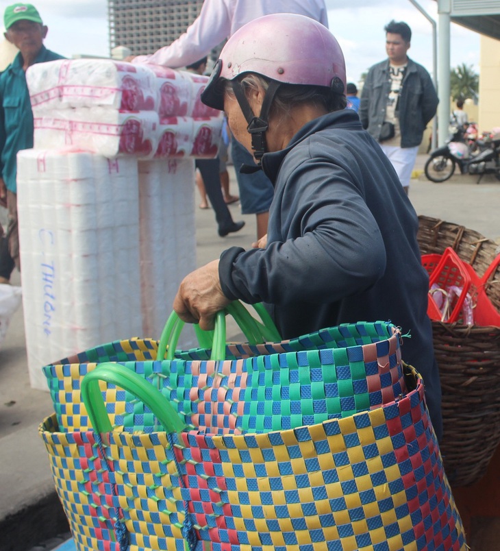 Vượt sóng mang nhu yếu phẩm ra làng đảo - Ảnh 6.