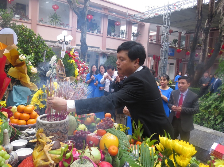 Ngành Y tế Nghệ An dâng hương tưởng niệm 232 năm ngày mất Đại danh y Hải Thượng Lãn Ông Lê Hữu Trác - Ảnh 2. Ngành Y tế Nghệ An dâng hương tưởng niệm 232 năm ngày mất Đại danh y Hải Thượng Lãn Ông Lê Hữu Trác - Ảnh 2.