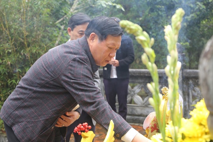 Lãnh đạo Bộ Y tế dâng hương tưởng niệm Đại danh Y Hải thượng Lãn ông Lê Hữu Trác - Ảnh 5. Lãnh đạo Bộ Y tế dâng hương tưởng niệm Đại danh Y Hải thượng Lãn ông Lê Hữu Trác - Ảnh 5.