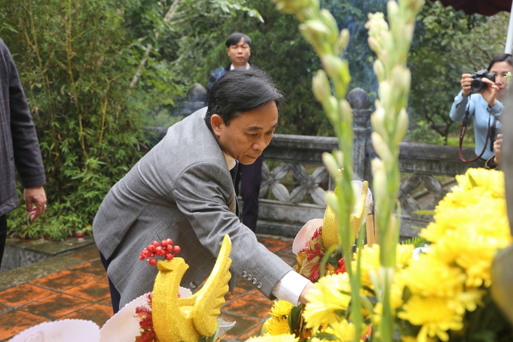 Lãnh đạo Bộ Y tế dâng hương tưởng niệm Đại danh Y Hải thượng Lãn ông Lê Hữu Trác - Ảnh 6. Lãnh đạo Bộ Y tế dâng hương tưởng niệm Đại danh Y Hải thượng Lãn ông Lê Hữu Trác - Ảnh 6.