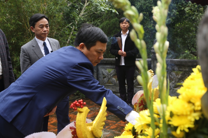 Lãnh đạo Bộ Y tế dâng hương tưởng niệm Đại danh Y Hải thượng Lãn ông Lê Hữu Trác - Ảnh 7. Lãnh đạo Bộ Y tế dâng hương tưởng niệm Đại danh Y Hải thượng Lãn ông Lê Hữu Trác - Ảnh 7.