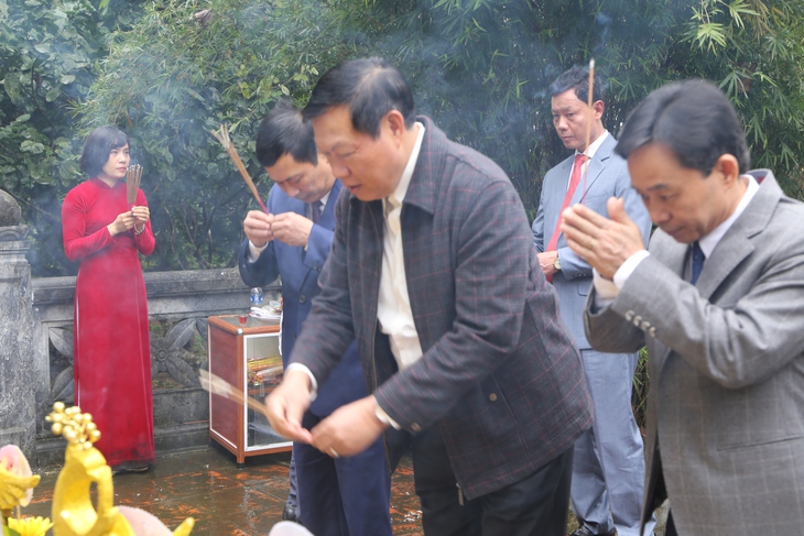 Lãnh đạo Bộ Y tế dâng hương tưởng niệm Đại danh Y Hải thượng Lãn ông Lê Hữu Trác - Ảnh 4. Lãnh đạo Bộ Y tế dâng hương tưởng niệm Đại danh Y Hải thượng Lãn ông Lê Hữu Trác - Ảnh 4.