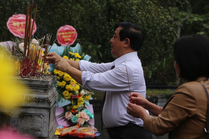 Lãnh đạo Bộ Y tế dâng hương tưởng niệm Đại danh Y Hải thượng Lãn ông Lê Hữu Trác - Ảnh 13. Lãnh đạo Bộ Y tế dâng hương tưởng niệm Đại danh Y Hải thượng Lãn ông Lê Hữu Trác - Ảnh 13.