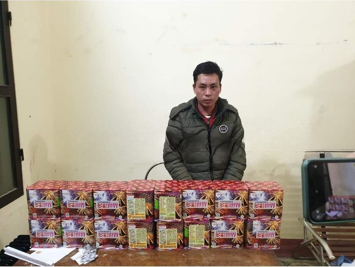 Bắt đối tượng buôn bán trái phép 25 kg pháo nổ - Ảnh 1.