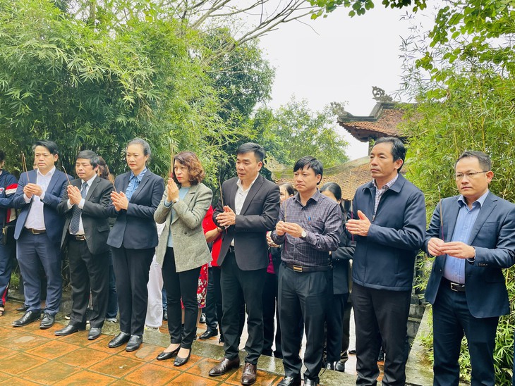 Lãnh đạo Bộ Y tế dâng hương tưởng niệm Đại danh Y Hải thượng Lãn ông Lê Hữu Trác - Ảnh 8. Lãnh đạo Bộ Y tế dâng hương tưởng niệm Đại danh Y Hải thượng Lãn ông Lê Hữu Trác - Ảnh 8.