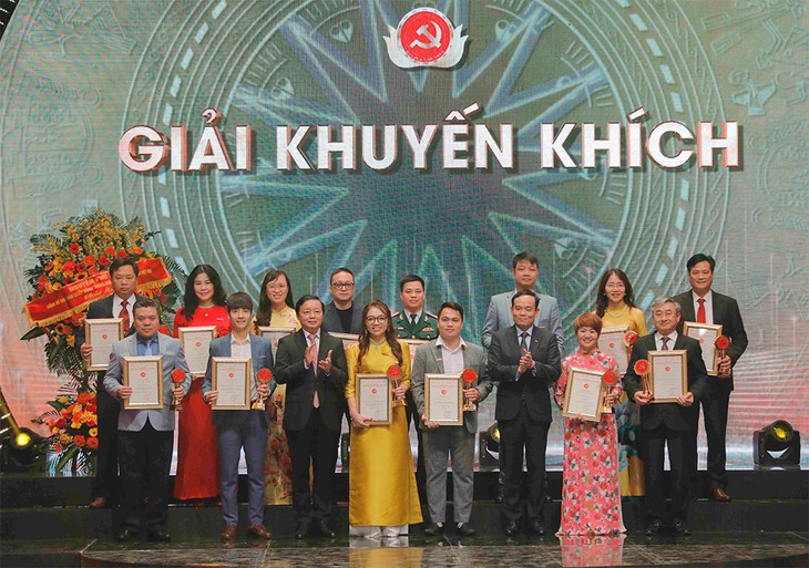Vinh danh 74 tác phẩm báo chí xuất sắc tại Giải Búa liềm vàng lần VII - Ảnh 5. Vinh danh 74 tác phẩm báo chí xuất sắc tại Giải Búa liềm vàng lần VII - Ảnh 5.