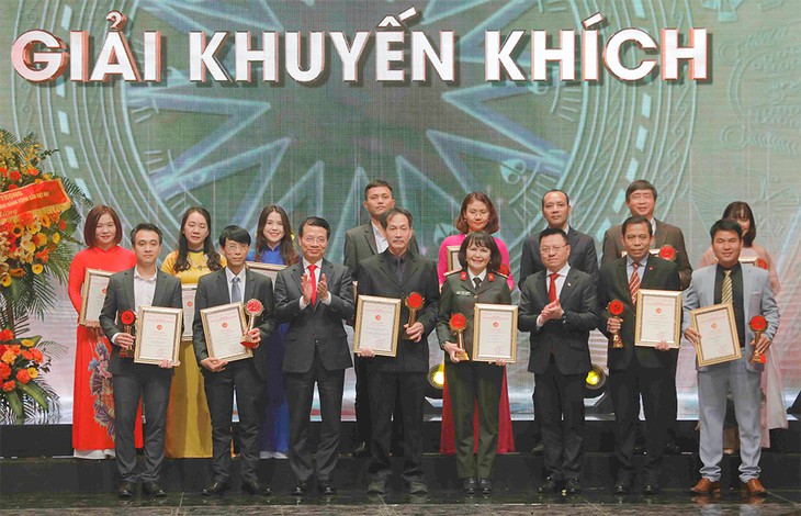 Vinh danh 74 tác phẩm báo chí xuất sắc tại Giải Búa liềm vàng lần VII - Ảnh 6. Vinh danh 74 tác phẩm báo chí xuất sắc tại Giải Búa liềm vàng lần VII - Ảnh 6.