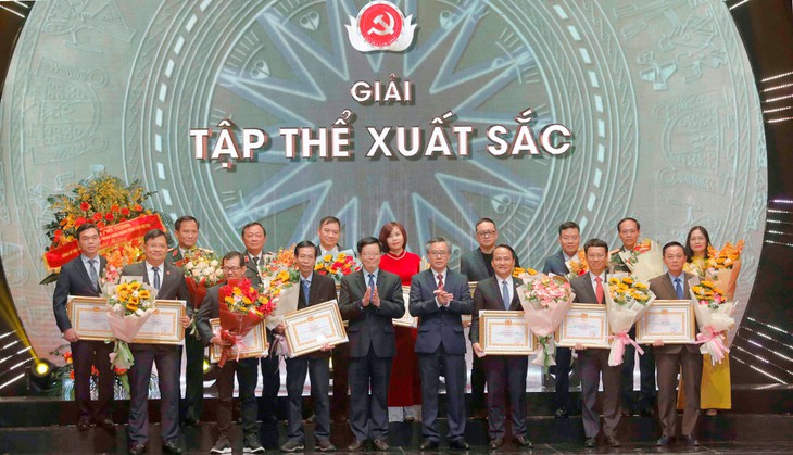 Vinh danh 74 tác phẩm báo chí xuất sắc tại Giải Búa liềm vàng lần VII - Ảnh 7. Vinh danh 74 tác phẩm báo chí xuất sắc tại Giải Búa liềm vàng lần VII - Ảnh 7.