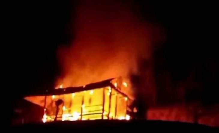 Trưởng bản huy động người đến chữa cháy bị chủ nhà đâm tử vong - Ảnh 1. Trưởng bản huy động người đến chữa cháy bị chủ nhà đâm tử vong - Ảnh 1.