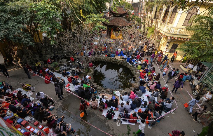 Những ngôi chùa tại Hà Nội nổi tiếng linh thiêng, đông nghịt người đi lễ ngày Rằm tháng Giêng - Ảnh 1. Những ngôi chùa tại Hà Nội nổi tiếng linh thiêng, đông nghịt người đi lễ ngày Rằm tháng Giêng - Ảnh 1.