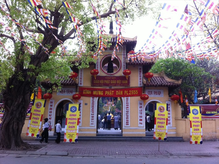 Những ngôi chùa tại Hà Nội nổi tiếng linh thiêng, đông nghịt người đi lễ ngày Rằm tháng Giêng - Ảnh 4. Những ngôi chùa tại Hà Nội nổi tiếng linh thiêng, đông nghịt người đi lễ ngày Rằm tháng Giêng - Ảnh 4.