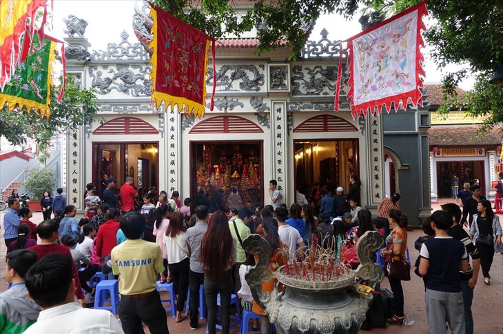 Những ngôi chùa tại Hà Nội nổi tiếng linh thiêng, đông nghịt người đi lễ ngày Rằm tháng Giêng - Ảnh 5. Những ngôi chùa tại Hà Nội nổi tiếng linh thiêng, đông nghịt người đi lễ ngày Rằm tháng Giêng - Ảnh 5.