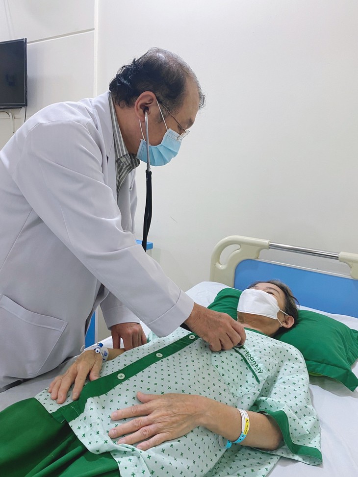 Phẫu thuật nội soi 1 lỗ (mini PCNL) ở tư thế nằm ngửa cho bệnh nhân bị sót sỏi, thận mủ và áp xe quanh thận - Ảnh 3.