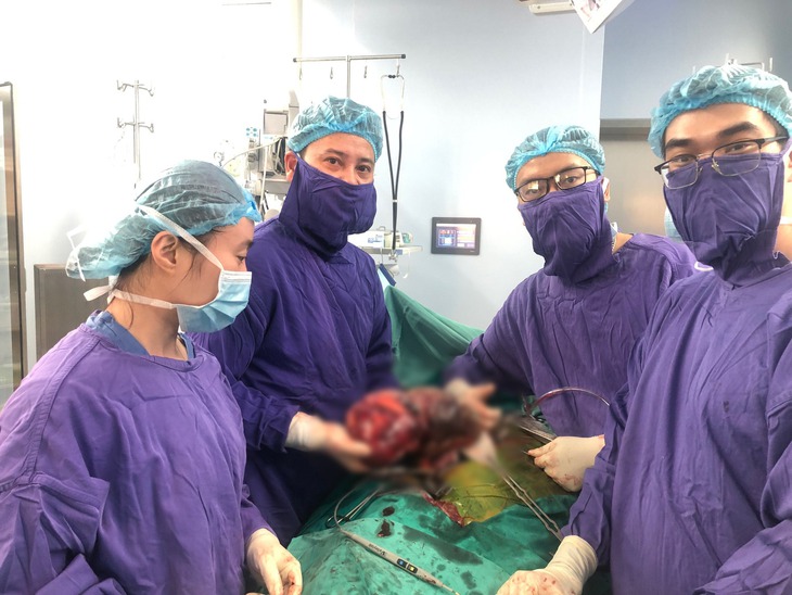 Tiểu ra máu cả tháng, phát hiện u thận khổng lồ - Ảnh 2. Tiểu ra máu cả tháng, phát hiện u thận khổng lồ - Ảnh 2.