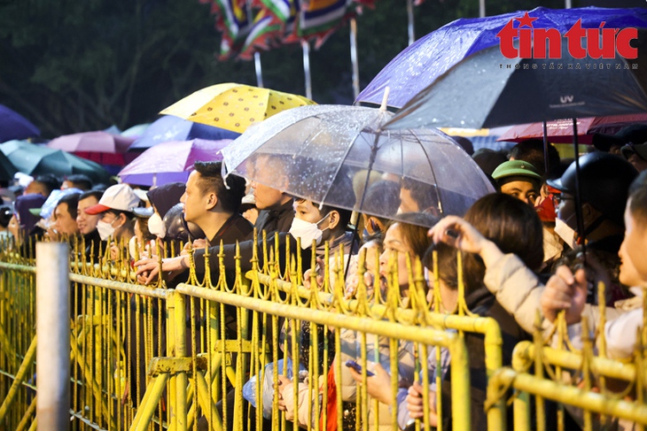 Sau nghi lễ khai ấn, người dân ùa vào đền Trần dâng hương lúc nửa đêm - Ảnh 12. Sau nghi lễ khai ấn, người dân ùa vào đền Trần dâng hương lúc nửa đêm - Ảnh 12.