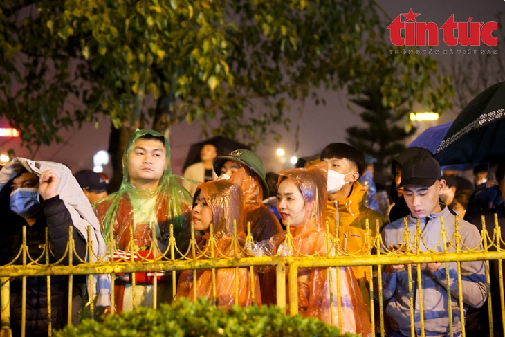 Sau nghi lễ khai ấn, người dân ùa vào đền Trần dâng hương lúc nửa đêm - Ảnh 13. Sau nghi lễ khai ấn, người dân ùa vào đền Trần dâng hương lúc nửa đêm - Ảnh 13.