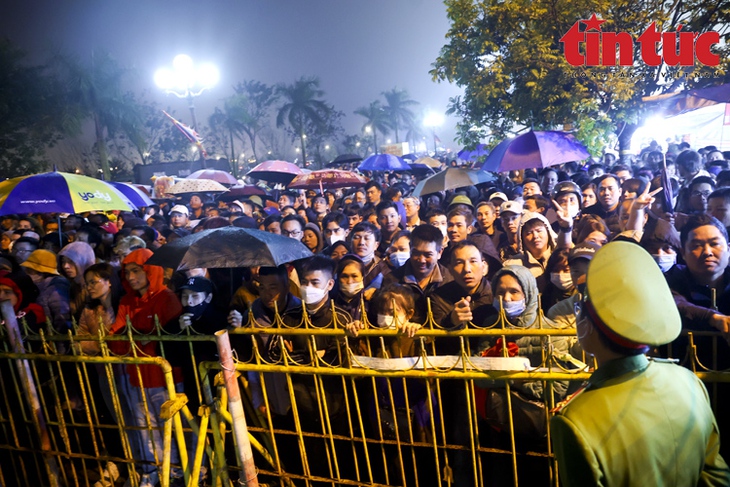 Sau nghi lễ khai ấn, người dân ùa vào đền Trần dâng hương lúc nửa đêm - Ảnh 14. Sau nghi lễ khai ấn, người dân ùa vào đền Trần dâng hương lúc nửa đêm - Ảnh 14.