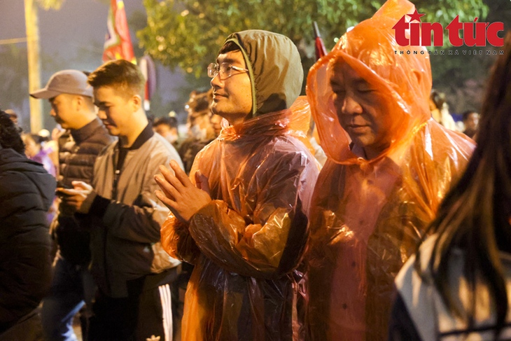 Sau nghi lễ khai ấn, người dân ùa vào đền Trần dâng hương lúc nửa đêm - Ảnh 11. Sau nghi lễ khai ấn, người dân ùa vào đền Trần dâng hương lúc nửa đêm - Ảnh 11.