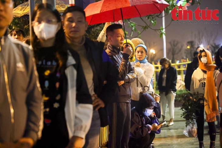 Sau nghi lễ khai ấn, người dân ùa vào đền Trần dâng hương lúc nửa đêm - Ảnh 9. Sau nghi lễ khai ấn, người dân ùa vào đền Trần dâng hương lúc nửa đêm - Ảnh 9.