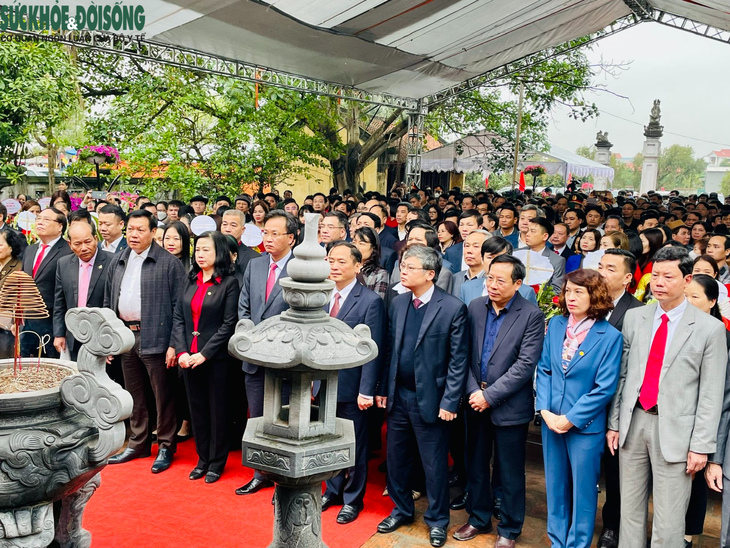 Bộ Y tế dâng hương tưởng niệm 232 năm ngày mất của Đại danh y Hải Thượng Lãn ông Lê Hữu Trác - Ảnh 1. Bộ Y tế dâng hương tưởng niệm 232 năm ngày mất của Đại danh y Hải Thượng Lãn ông Lê Hữu Trác - Ảnh 1.