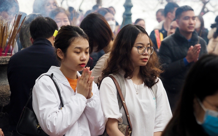 Đông nghịt người về phủ Tây Hồ lễ rằm tháng Giêng