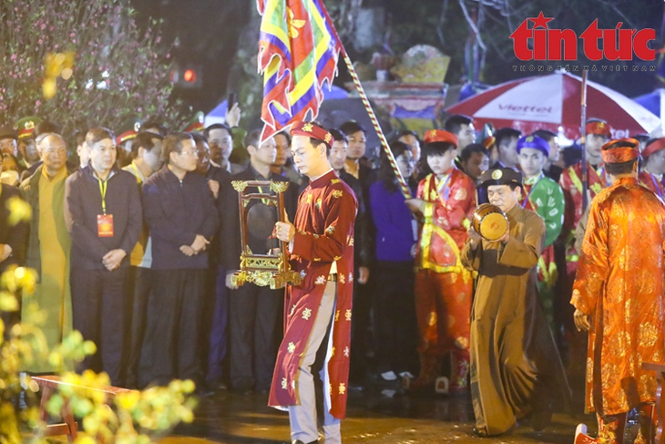 Sau nghi lễ khai ấn, người dân ùa vào đền Trần dâng hương lúc nửa đêm - Ảnh 1. Sau nghi lễ khai ấn, người dân ùa vào đền Trần dâng hương lúc nửa đêm - Ảnh 1.