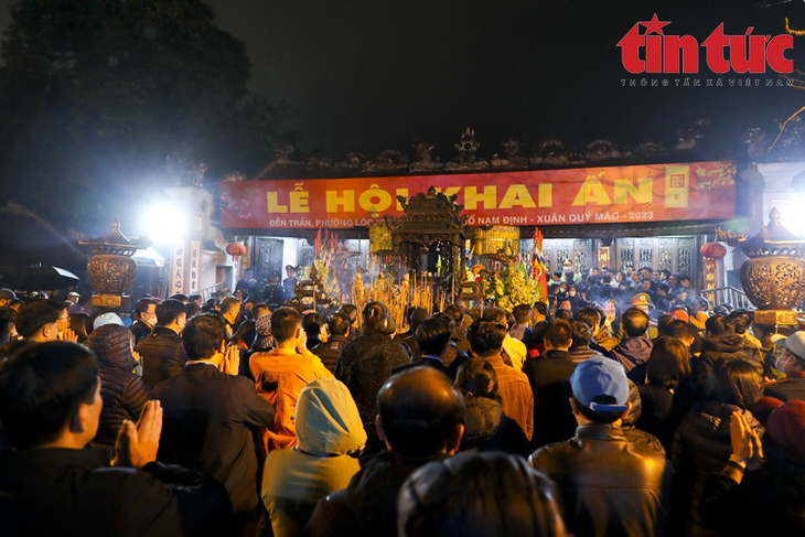 Sau nghi lễ khai ấn, người dân ùa vào đền Trần dâng hương lúc nửa đêm - Ảnh 3. Sau nghi lễ khai ấn, người dân ùa vào đền Trần dâng hương lúc nửa đêm - Ảnh 3.