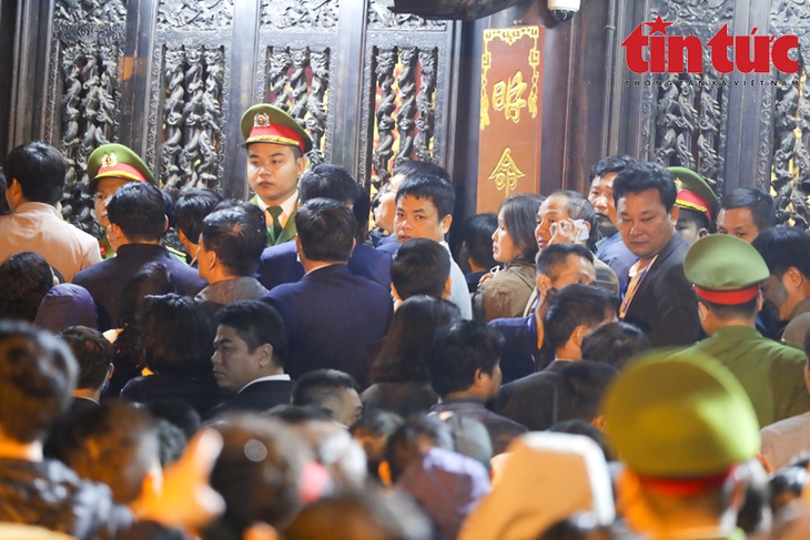 Sau nghi lễ khai ấn, người dân ùa vào đền Trần dâng hương lúc nửa đêm - Ảnh 4. Sau nghi lễ khai ấn, người dân ùa vào đền Trần dâng hương lúc nửa đêm - Ảnh 4.