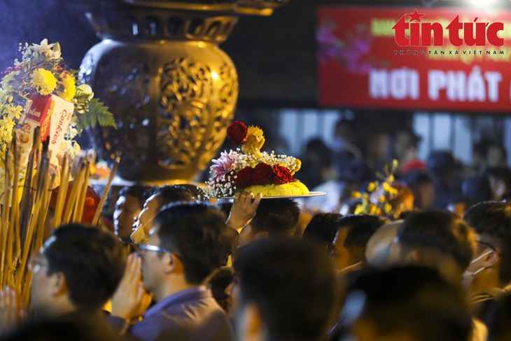 Sau nghi lễ khai ấn, người dân ùa vào đền Trần dâng hương lúc nửa đêm - Ảnh 5. Sau nghi lễ khai ấn, người dân ùa vào đền Trần dâng hương lúc nửa đêm - Ảnh 5.