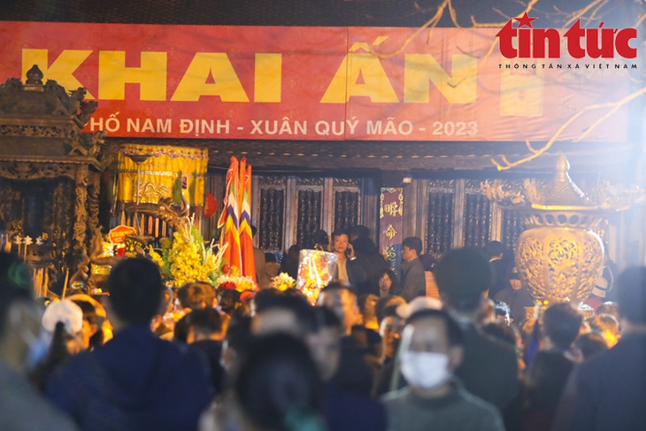 Sau nghi lễ khai ấn, người dân ùa vào đền Trần dâng hương lúc nửa đêm - Ảnh 6. Sau nghi lễ khai ấn, người dân ùa vào đền Trần dâng hương lúc nửa đêm - Ảnh 6.