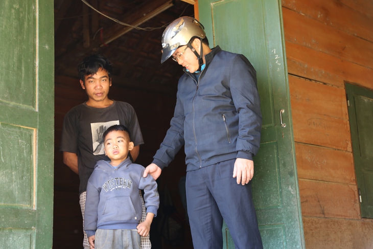 Những người giáo viên nhiều vai ở miền biên - Ảnh 3. Những người giáo viên nhiều vai ở miền biên - Ảnh 3.