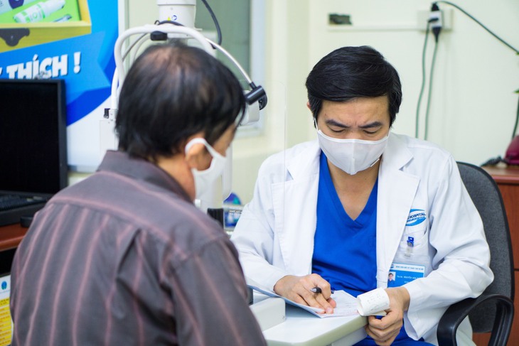 Đưa con đi khám mắt, "tiện thể" khám cho mình: Phát hiện u não! - Ảnh 1.