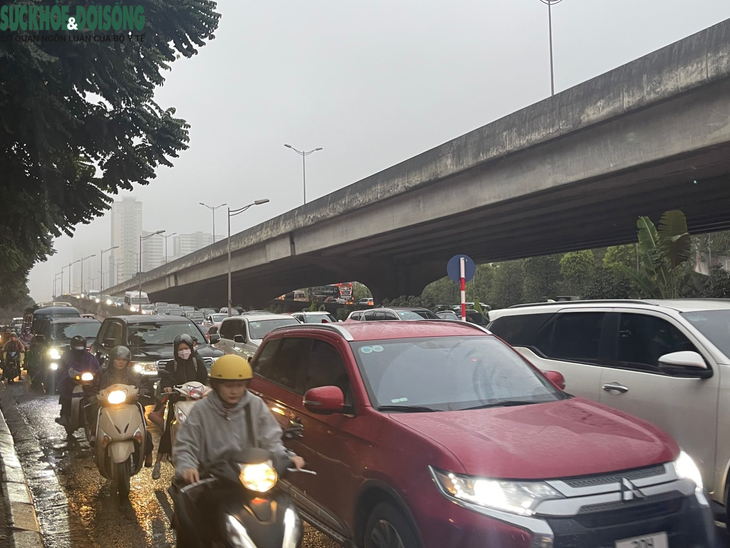 Mưa phùn đầu tuần, giao thông Hà Nội ùn tắc nghiêm trọng một số điểm - Ảnh 1.