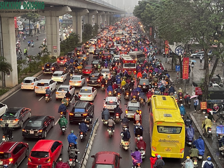 Mưa phùn đầu tuần, giao thông Hà Nội ùn tắc nghiêm trọng một số điểm - Ảnh 2.