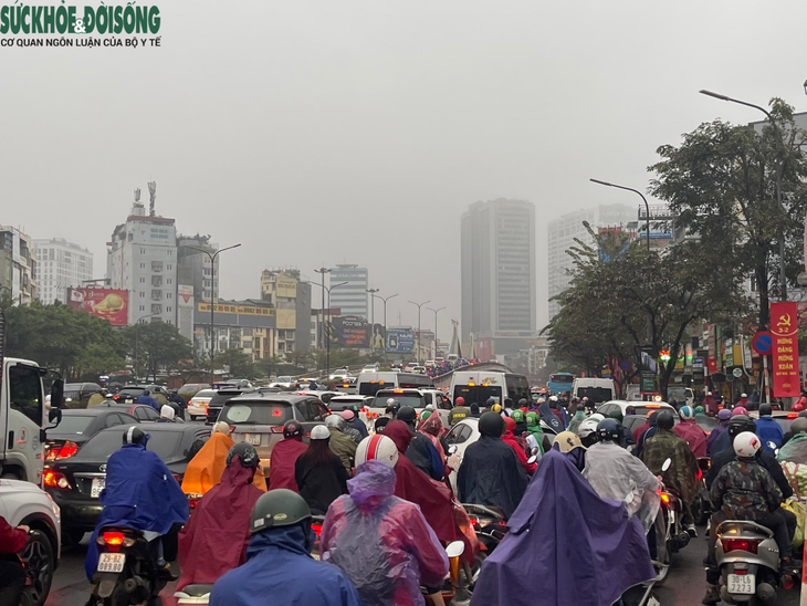 Mưa phùn đầu tuần, giao thông Hà Nội ùn tắc nghiêm trọng một số điểm - Ảnh 3.