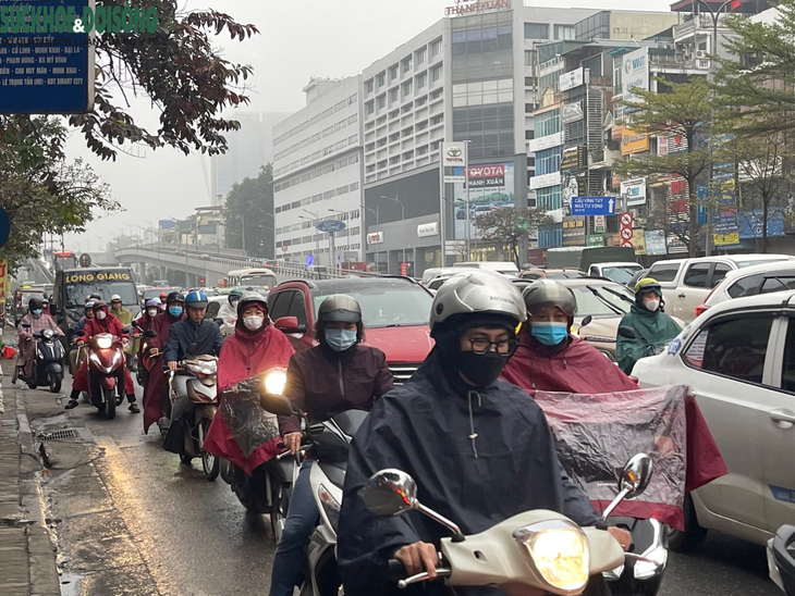 Mưa phùn đầu tuần, giao thông Hà Nội ùn tắc nghiêm trọng một số điểm - Ảnh 4.