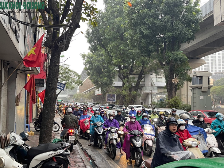 Mưa phùn đầu tuần, giao thông Hà Nội ùn tắc nghiêm trọng một số điểm - Ảnh 5.