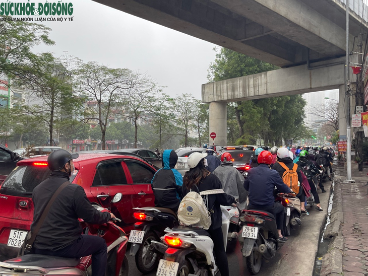 Mưa phùn đầu tuần, giao thông Hà Nội ùn tắc nghiêm trọng một số điểm - Ảnh 6.