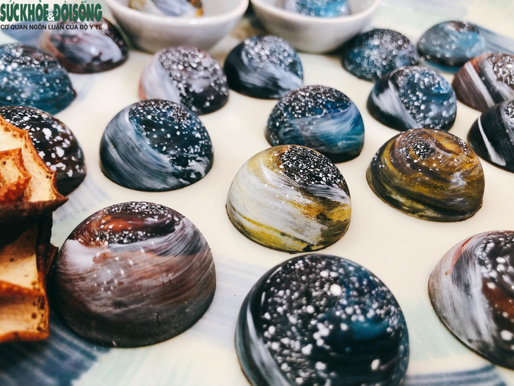 Ngắm những viên chocolate ‘độc lạ’ như những hành tinh trong vũ trụ - Ảnh 1. Ngắm những viên chocolate ‘độc lạ’ như những hành tinh trong vũ trụ - Ảnh 1.