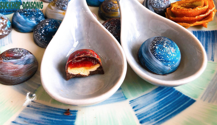 Ngắm những viên chocolate ‘độc lạ’ như những hành tinh trong vũ trụ - Ảnh 6. Ngắm những viên chocolate ‘độc lạ’ như những hành tinh trong vũ trụ - Ảnh 6.