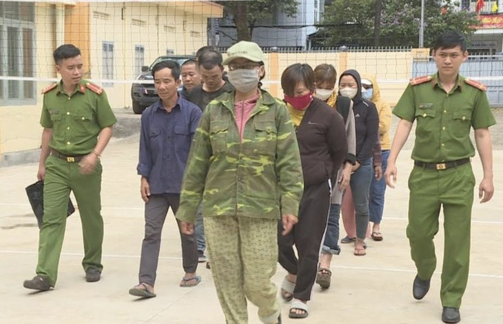Bắt hàng chục con bạc sát phạt nhau trong rừng - Ảnh 1.