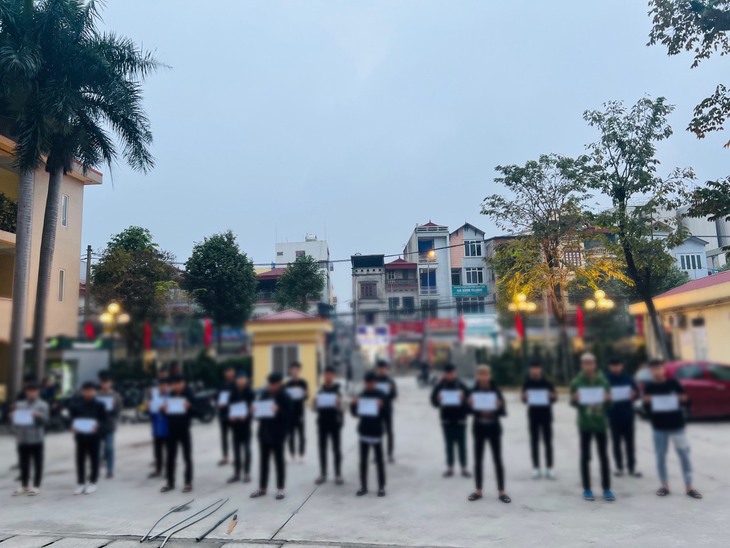 Triệu tập nhóm thanh, thiếu niên giải quyết mâu thuẫn bằng dao và tuýp sắt - Ảnh 1. Triệu tập nhóm thanh, thiếu niên giải quyết mâu thuẫn bằng dao và tuýp sắt - Ảnh 1.