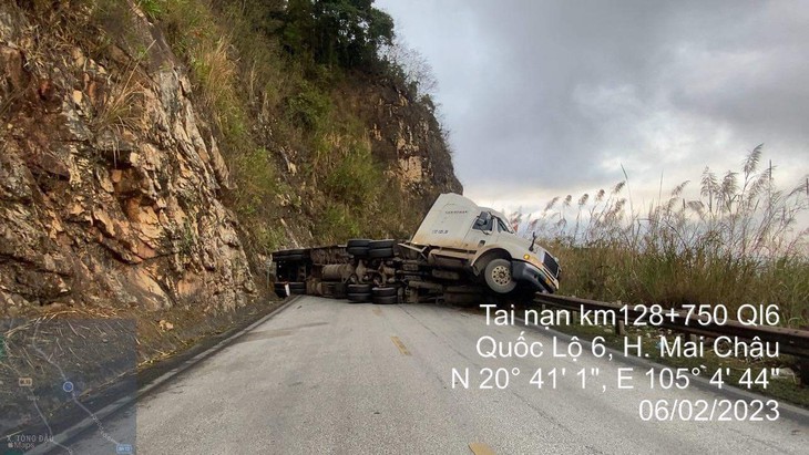 Xe đầu kéo không làm chủ được tốc độ, đâm vào vách núi - Ảnh 1.