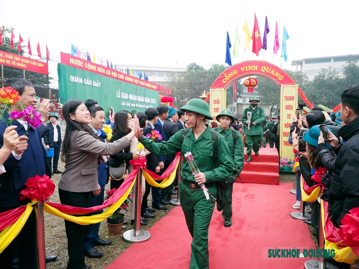 Tân binh Thủ đô bịn rịn chia tay người thân lên đường nhập ngũ - Ảnh 1. Tân binh Thủ đô bịn rịn chia tay người thân lên đường nhập ngũ - Ảnh 1.
