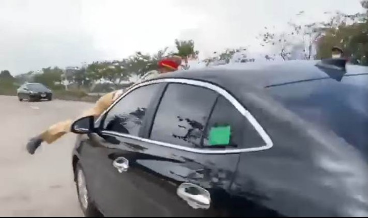 Tài xế trốn kiểm tra nồng độ cồn, hất CSGT lên capo, gây tai nạn - Ảnh 2.