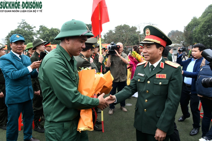 Nghệ An: Tân binh háo hức lên đường nhập ngũ - Ảnh 4. Nghệ An: Tân binh háo hức lên đường nhập ngũ - Ảnh 4.